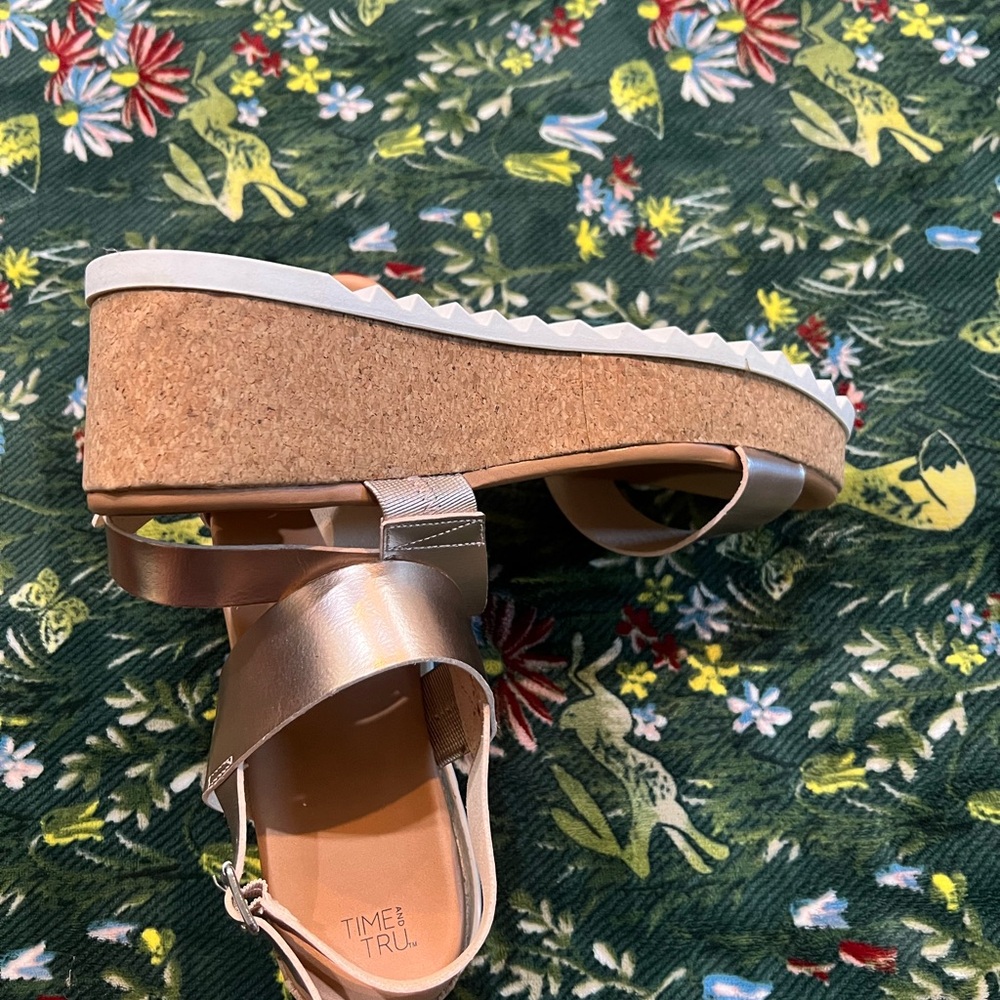 Time and Tru Women's Gold Sandals - Picture 5 of 9